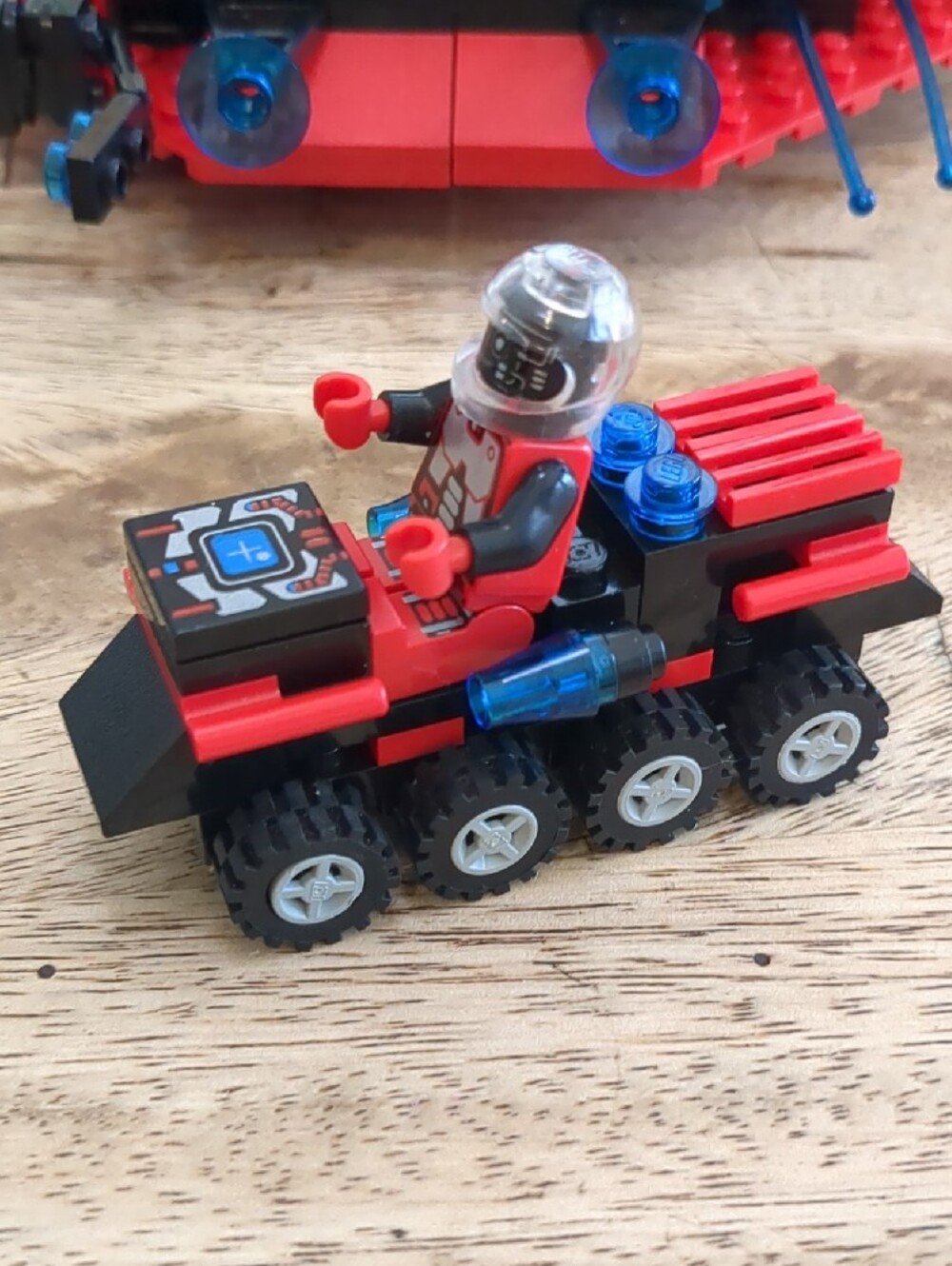 Lego 6939 Spyrius Centurion Saucer Red and Black with Blue Canopies - Complete - Picture 5 of 10